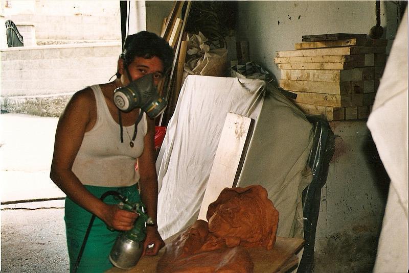 ESMALTANDO ESCULTURA LETRERO.jpg